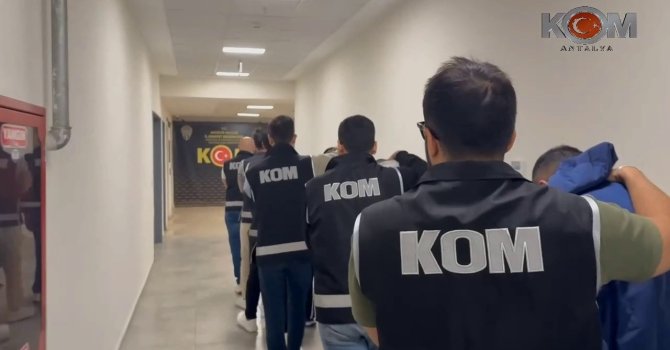 Antalya’da motosikletle gelip iş yerine kurşun yağdırdılar: O anlar kamerada