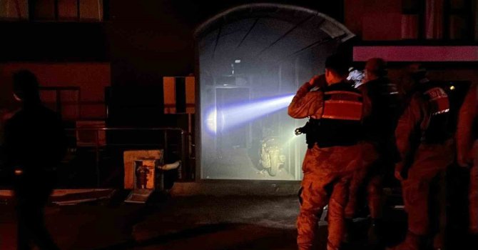 Galeride çıkan yangında 2 kişi öldü, 14 kişi hastanede tedavi altına alındı