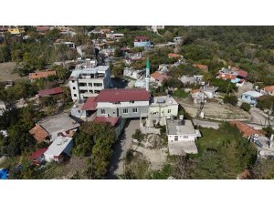 Mahallelinin uygun yer bulamaması üzerine inşa edilen caminin altından 6 metre genişliğinde yol geçiyor