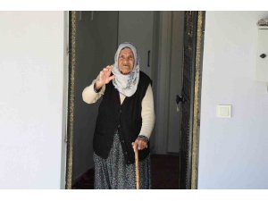 Depremde 41 ev ağır hasar almıştı, yıkılıp yapıldı: 90 yaşındaki Fatma nine yeni evine yerleşmenin mutluluğunu yaşadı