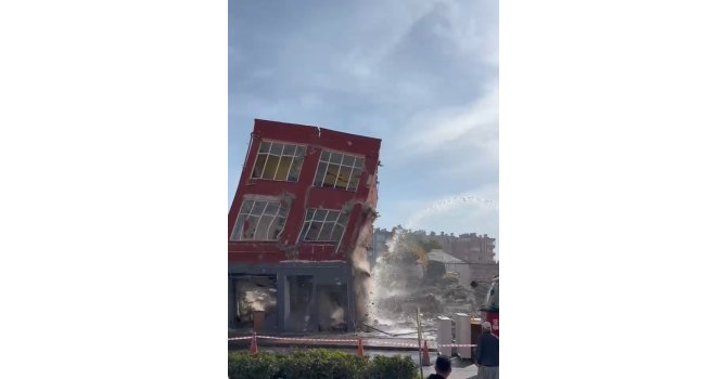 Mersin’de 2 katlı bina titreşimle yıkıldı