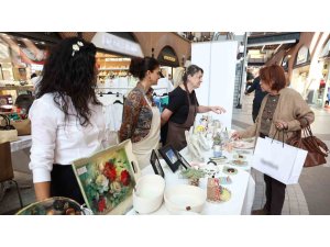 Kadın kursiyerler el emeği ürünlerini öğretmenler için sergiledi