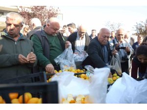 Mandalinanın fiyatı 2 TL’ye düşünce tonlarca ürünü vatandaşlara ücretsiz dağıttılar