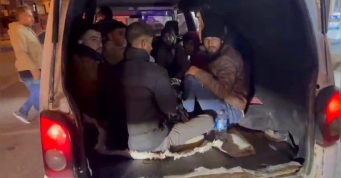 Avrupa hayaliyle çıktıkları yolda minibüs bagajında yakalandılar
