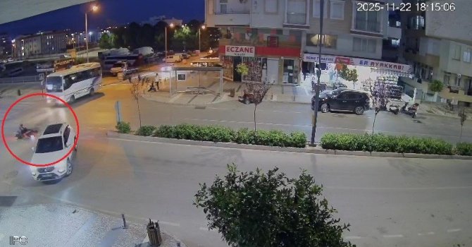 Aracıyla ‘U’ dönüşü yapan sürücünün kararsızlığı motosiklet sürücüsünü hastanelik etti