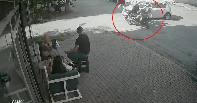 Kasksız yolcu kafasını kaldırıma çarpmaktan kıl payı kurtuldu