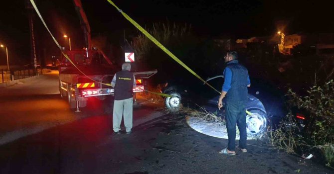 Sulama kanalına uçan araçtan ekipler kurtardı, alkolmetreyi üflemeyince ehliyetine el konuldu