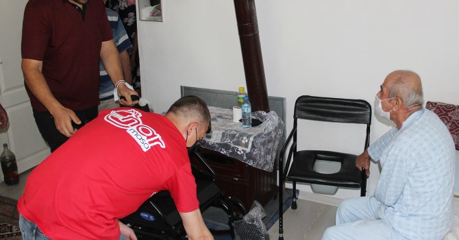 Başkan Genç, söz verdi, akülü tekerlekli sandalyeler teslim edildi