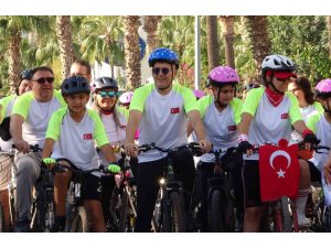 Mersin’de yaşlısından gencine bisiklet tutkunları pedal çevirdi