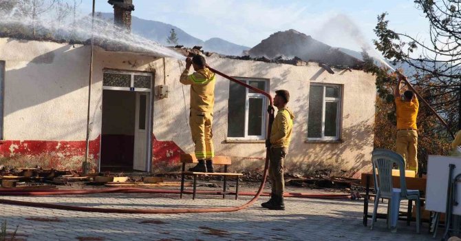 Antalya’da ormanlık alanda çıkan yangında eski okulun çatısı yandı