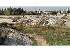 Adana’da kuruyan dere moloz döküm sahasına döndü