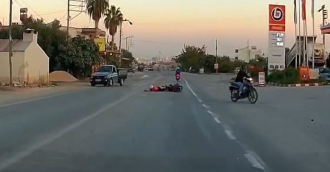 Motosikletlerin karıştığı kaza araç kamerasına yansıdı