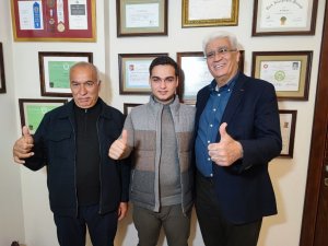 Doktorların 17 yıl önce "ameliyat olmazsa ölür" dediği çocuk doğru teşhisle hayata tutundu