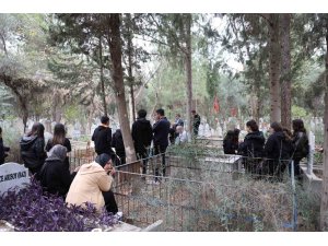 Öğrencileri, öğretmenler gününde vefat eden öğretmenlerini unutmadı