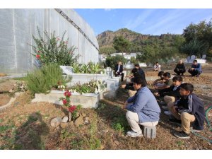 Bozyazı’da vefat eden öğretmen kabri başında anıldı