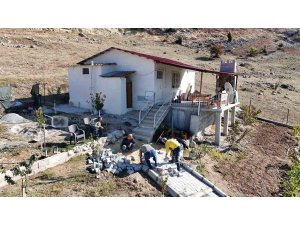 Tarsus’ta engelli bireyin güvenliği için parke çalışması yapıldı