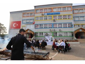 Okul bahçesinde Adana usulü öğretmenler günü kutlaması