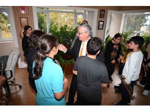 Geleceğin müzisyenlerinden Başkan Topaloğlu’na Öğretmenler Günü sürprizi