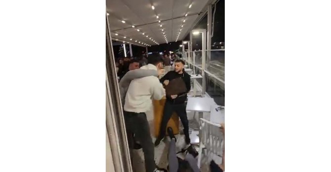 Mersin’de kafedeki kavgada yumruklar havada uçuştu