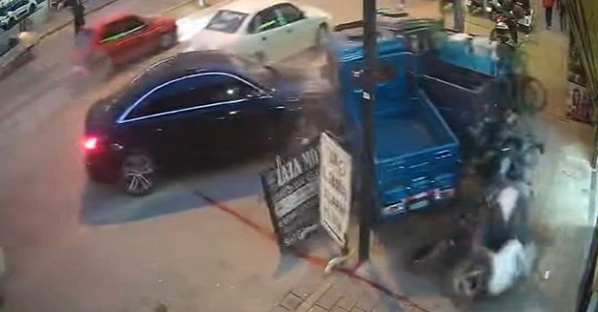 Adana’da kaza anı hem güvenlik kamerasına hem de araç kamerasına yansıdı