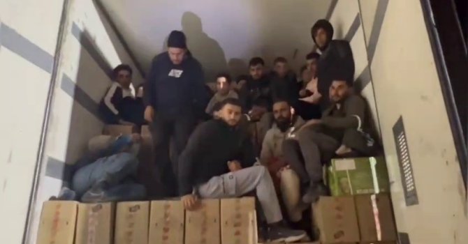 Tırın dorsesinden 16 göçmen çıktı, 2 organizatör tutuklandı