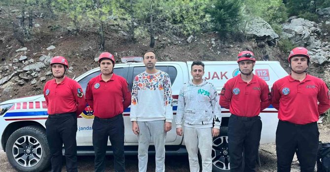 Yürüyüş sırasında kaybolan 2 genç, 15 saat sonra JAK timleri tarafından bulundu