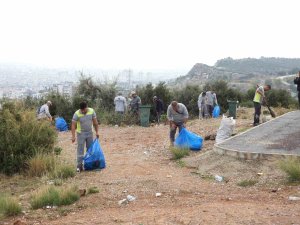 Üç hafta önce 60 çuval çöp toplanan caddeden bu sefer 80 çuval çöp çıktı