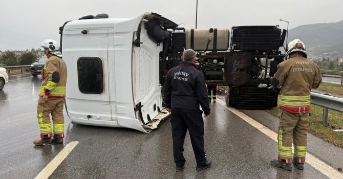 İskenderun’da devrilen tırın sürücüsü yaralandı