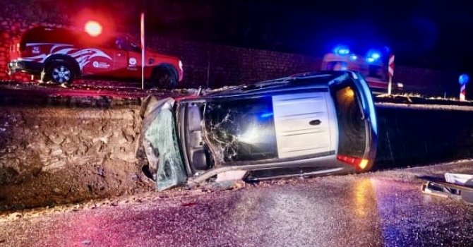 Antalya’da kontrolden çıkan otomobil yan yattı: 3 yaralı