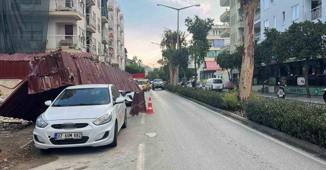 Alanya’da fırtına inşaat korkuluklarını uçurdu, park halindeki araca zarar verdi