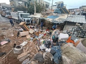 Mersin’de bir evden 10 kamyon çöp çıkarıldı