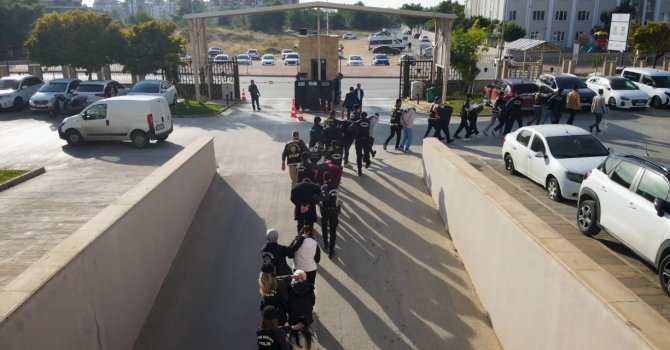 Sosyal medyadan sahte kadın profiliyle kandırdıkları erkeklere eğlence mekanında 10 kat hesap ödetmişler