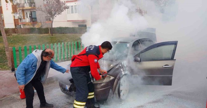 Burdur’da seyir halindeki otomobil yandı