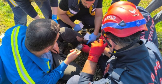 Ayağı motorlu testereye sıkışan şahsı itfaiye ekipleri kurtardı
