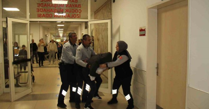 Hastane acilindeki tatbikat gerçeğini aratmadı: Hasta ve yakınları usta oyunculara taş çıkardı