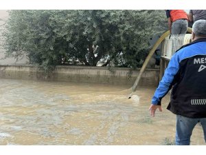 Su borusu patladı: Site bahçeleri suya gömüldü