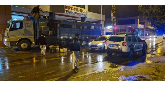 Seyir halindeki kamyonun kasası alev aldı