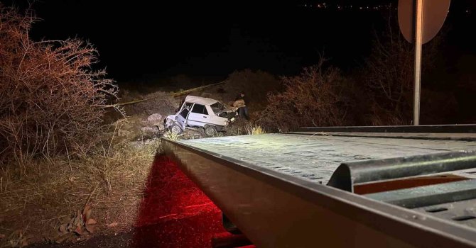 Otomobil kayalıklara çarptı: 1 ölü, 1 yaralı