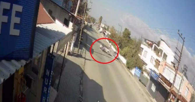 Motosikletin, dönüş yapmak isteyen otomobile ok gibi sağlandığı kaza kamerada