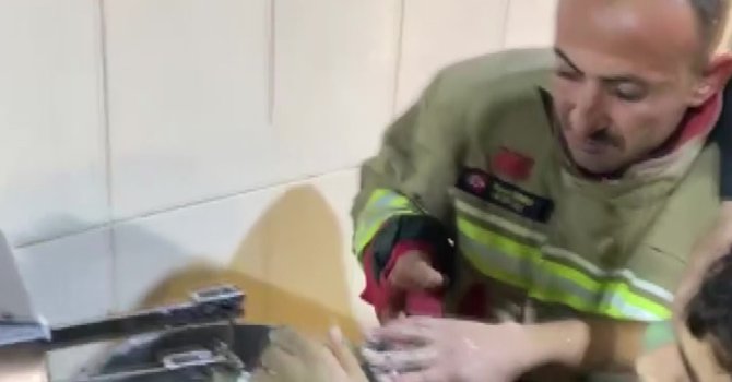 Hamur karıştırma makinesine elini sıkıştıran çocuğu itfaiye kurtardı
