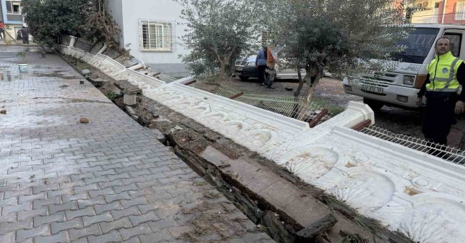 Su basan sitenin istinat duvarı yıkıldı