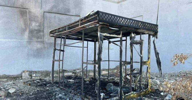 Alevlere teslim olan taksi kulübesinden geriye hurda yığını kaldı