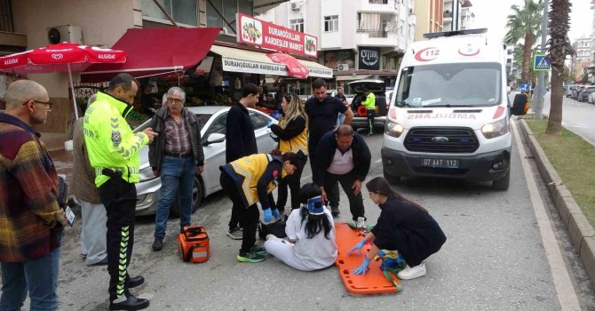 Aracın açılan kapısına çarpan motosikletteki 2 kişi yaralandı