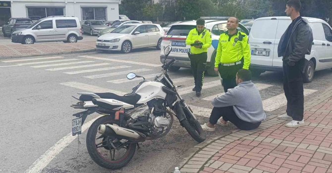 Otomobille çarpışan motosikletli tedaviyi kabul etmedi