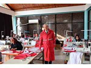 Başkan Kocagöz kadın emeğiyle üretilen yağmurlukları bizzat test etti