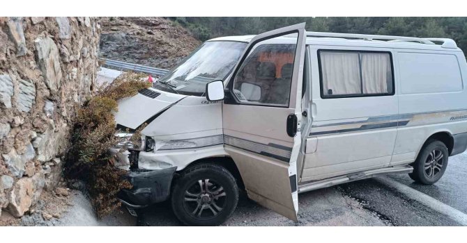 Antalya’da istinat duvarına çarpan aracın sürücüsü yaralandı