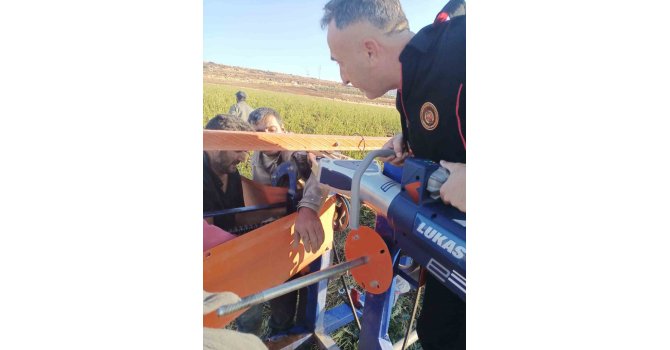 Hortum sarma makinesine kolu sıkışan işçi kurtarıldı