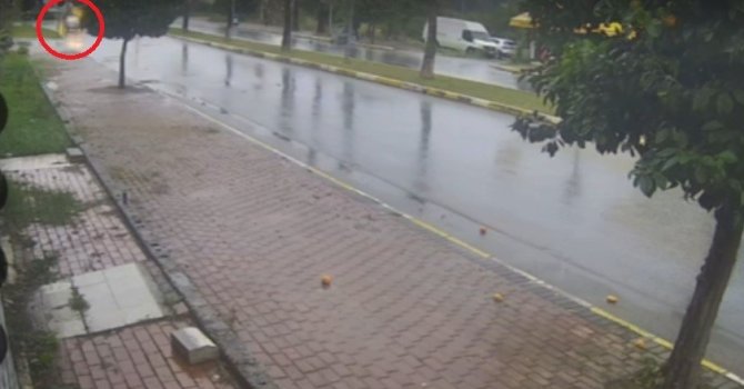 Antalya’da seyir halindeki otomobil bir anda alev topuna döndü, sürücü kendini dışarıya attı