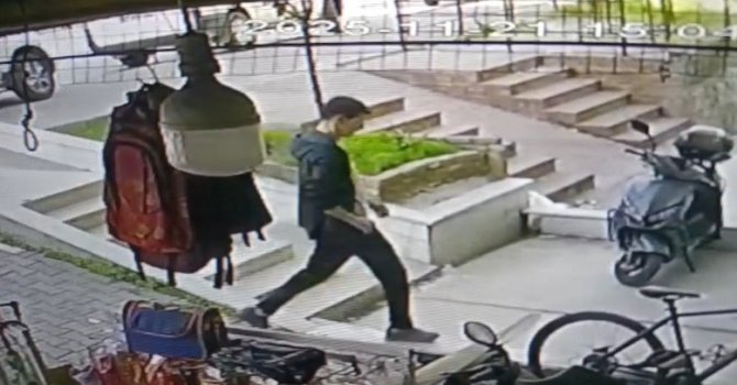 Apartmana eli boş girdi, dışarıya altında akrobasi bisikleti ve çantayla çıktı