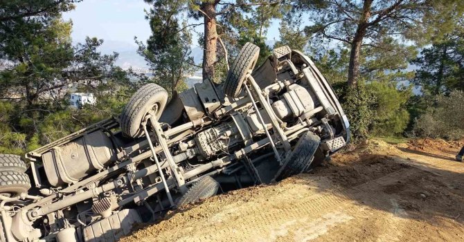 Toprak yolda uçuruma yuvarlanan hafriyat kamyonunun sürücüsü yaralandı